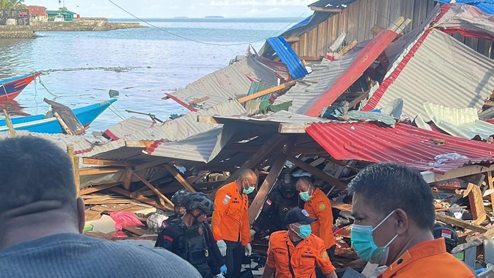 Rumah warga di Biak Numfor rusak akibat ledakan bom sisa Perang Dunia II.