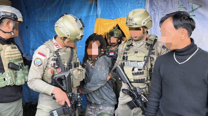 Satgas Operasi Damai Cartenz menangkap anggota KKB pimpinan Apen Kobogau berinisial EK di Intan Jaya.
