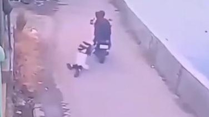Siswi SMP dijambret hingga terseret di jalan Makassar.