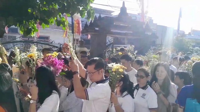 Suasana pelaksanaan pradaksina, bagian dari perayaan Waisak di Palembang.