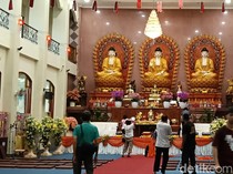 Umat Buddha di Vihara Dharmakirti Palembang Nyalakan 1.000 Pelita