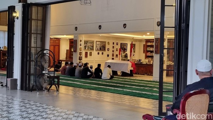 Suasana rumah duka Ryamizard Ryacudu di Cikeas. (Taufiq/detikcom)