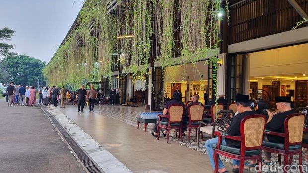 Suasana rumah duka Ryamizard Ryacudu di Cikeas. (Taufiq/detikcom)