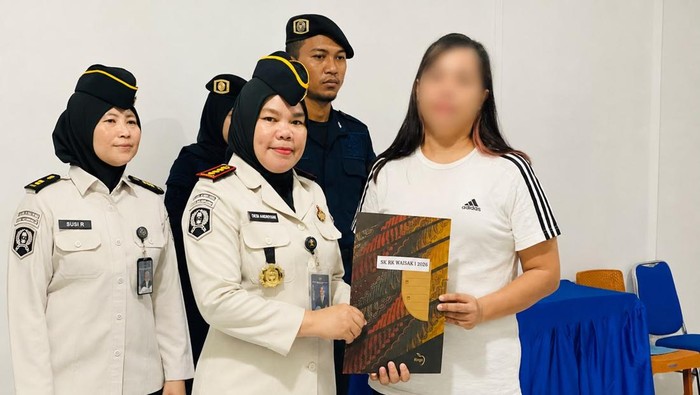 Tiga WB Lapas Perempuan Kelas IIA Palembang menerima Remisi Khusus (RK) Hari Raya Waisak 2026.