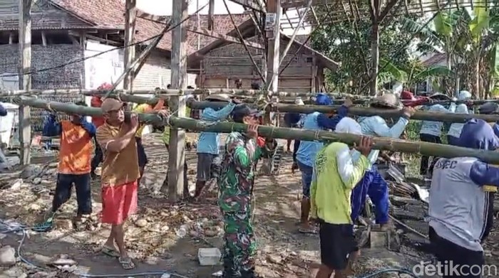 Tradisi gotong royong pindahan rumah di Nganjuk