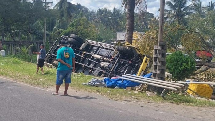 Truk muat ikan terguling di JLS Pantai Gemah Tulungagung