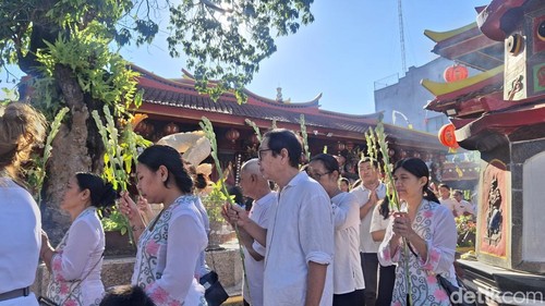 Umat buddha di Vihara Dharmayana Kuta, Badung laksanakan tradisi pradaksina untuk memperingati Hari Raya Waisak 2570 BE pada Minggu (31/5/2026). (Fabiola Dianira)