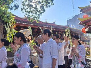 Umat Buddha di Vihara Dharmayana Kuta Rayakan Waisak dengan Pradaksina