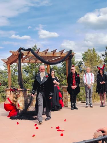 Unik! Pernikahan tema gotik di World Goth Day viral saat pengantin wanita datang pakai peti. Penuh totalitas, teatrikal, & berani tampil beda! Unik! Pernikahan tema gotik di World Goth Day viral saat pengantin wanita datang pakai peti. Penuh totalitas, teatrikal, & berani tampil beda!