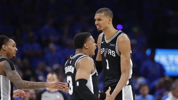 Victor Wembanyama (kanan) menjadi bintang kemenangan Spurs atas OKC.