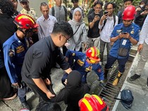 Viral Kaki Mahasiswi Jeblus Selokan di FISIP UNS, Ditolong Damkar