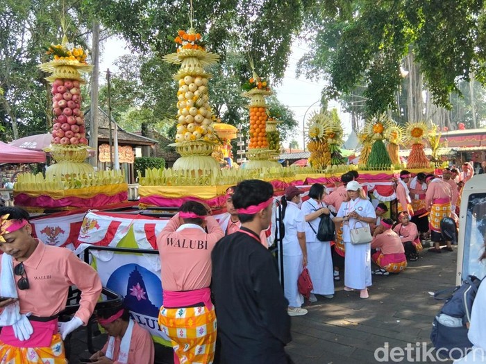 Umat Buddha saat memadati Candi Mendut Magelang jelang kirab Waisak menuju Candi Borobudur, Minggu (31/5/2026).