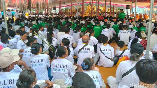 Waisak 2026 Umat Buddha saat memadati Candi Mendut Magelang jelang kirab Waisak menuju Candi Borobudur, Minggu (31/5/2026).