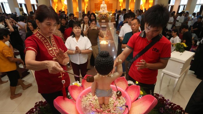 Umat Buddha keturunan Tionghoa menyiram arca bayi Siddharta (Rupang Buddha) dengan air kembang saat ritual pemandian rupang pada peringatan Waisak 2570 Buddhis Era (BE) - 2026 Masehi di Vihara Sakyamuni, Banda Aceh, Aceh, Minggu (31/5/2026). Ritual memandikan Rupang yang diikuti ratusan umat Buddha keturunan Tionghoa yang berdomisili di Kota Banda Aceh dan Kabupaten Aceh Besar pada perayaan Tri Suci Waisak 2570 BE - 2026 Masehi sebagai lambang pembersihan segala kotoran batin, menyucikan diri dari dosa, menghapus kebencian serta kerakusan. ANTARA FOTO/Irwansyah Putra/wsj..
