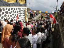 Adem! Warga Thekelan Semarang Mengular Ucapkan Selamat Waisak-Saling Bermaafan