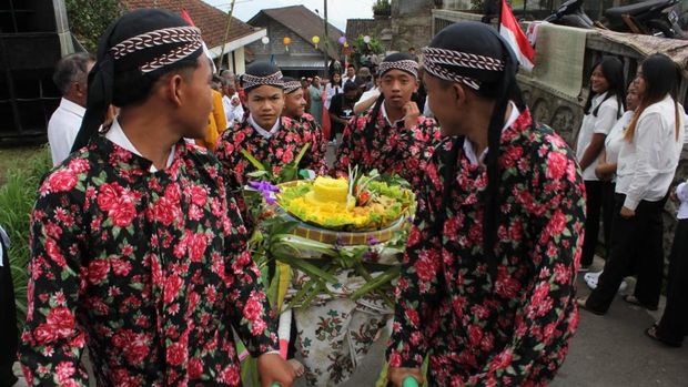 Warga saling bermaaf-maafan usai perayaan Waisak di Dusun Thekelan, Desa Batur, Kecamatan Getasan, Kabupaten Semarang, Minggu (31/5/2026).
