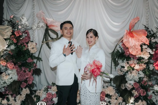 “Dia itu nggak ribet. Dia itu bebas gue mau pakai baju gimana, mau gue main sama siapa. Yang penting menurut dia, selagi kita pacaran, saling jujur saja, saling terbuka. Nggak dituntut apa-apa juga gue, nggak yang harus kabarin, harus live location, ujar Zara soal alasannya menyukai Tsaqib. Foto: Instagram @zaraadhsty