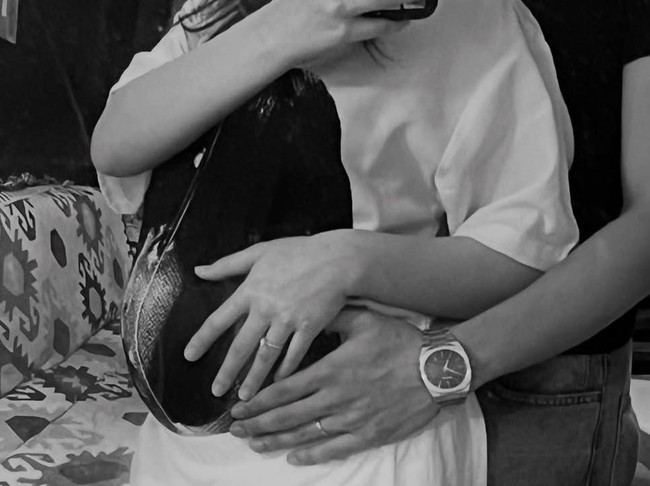 Selain memperlihatkan foto pernikahan, pemain sinetron Beri Cinta Waktu itu juga memamerkan baby bump. Zara dan Tsaqib kini tengah menantikan kelahiran bayi mereka. Foto: Instagram @zaraadhsty