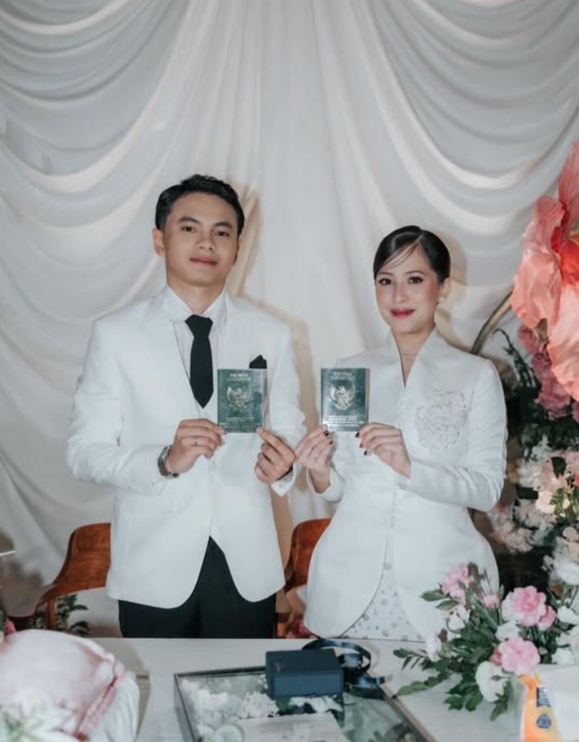 Aktris sekaligus eks personil JKT48, Zara Adhisty baru saja membagikan kabar bahagia pernikahannya dengan penyanyi Tsaqib. Kabar bahagia itu dibagikan melalui foto-foto pernikahan yang diunggahnya ke akun Instagram. Foto: Instagram/@zaraadhsty