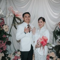 Zara dan Tsaqib tampil simpel dengan dominasi warna putih. Tsaqib mengenakan kemeja putih dipadukan jas senada serta celana panjang dan dasi hitam. Sementara Zara memadukan atasan putih dengan rok panjang bermotif senada. Foto: Instagram/@zaraadhsty