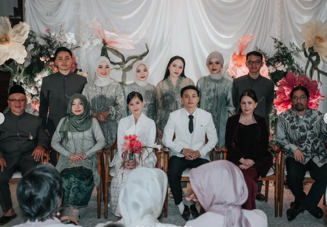 Melengkapi gayanya, Zara memilih riasan glam dipadukan dengan tatanan rambut sanggul rapi berbelahan samping. Ia membawa hand bouquet dengan dominasi warna pink yang membuat penampilannya lebih hidup. Foto: Instagram/@zaraadhsty