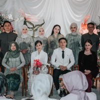 Melengkapi gayanya, Zara memilih riasan glam dipadukan dengan tatanan rambut sanggul rapi berbelahan samping. Ia membawa hand bouquet dengan dominasi warna pink yang membuat penampilannya lebih hidup. Foto: Instagram/@zaraadhsty