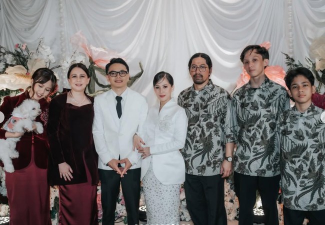 Ibunda serta kakak Zara, Hasyakyla Utami, juga tampak hadir. Keduanya kompak kenakan busana bernuansa marun. Foto: Instagram/@zaraadhsty