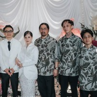Ibunda serta kakak Zara, Hasyakyla Utami, juga tampak hadir. Keduanya kompak kenakan busana bernuansa marun. Foto: Instagram/@zaraadhsty