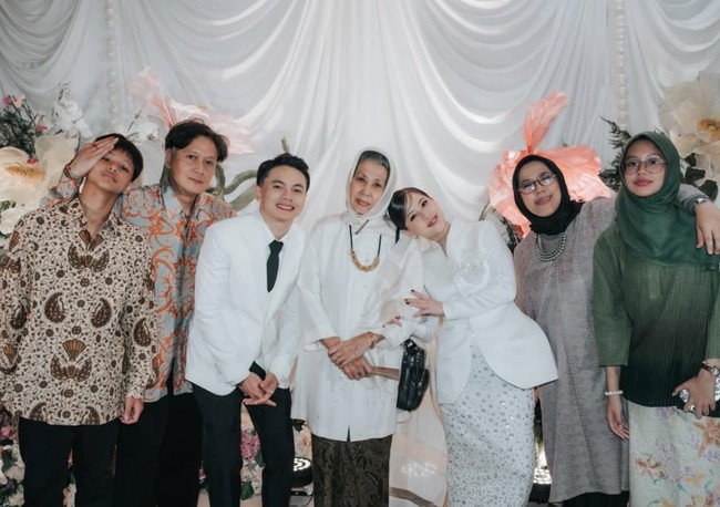 Dekorasi pernikahan juga tampak simpel dengan dominasi warna putih dihiasi bunga-bunga bernuansa peach, putih, dan keunguan. Foto: Instagram/@zaraadhsty