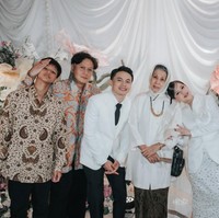 Dekorasi pernikahan juga tampak simpel dengan dominasi warna putih dihiasi bunga-bunga bernuansa peach, putih, dan keunguan. Foto: Instagram/@zaraadhsty