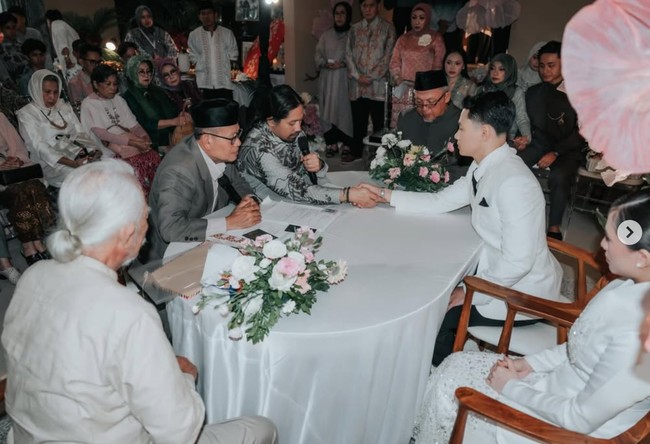 Zara juga membagikan potret ijab kabul yang berlangsung tertutup dengan dihadiri anggota keluarga serta kerabat dekat. Foto: Instagram/@zaraadhsty
