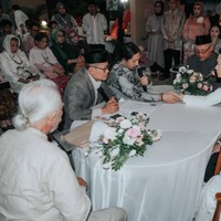 Zara juga membagikan potret ijab kabul yang berlangsung tertutup dengan dihadiri anggota keluarga serta kerabat dekat. Foto: Instagram/@zaraadhsty