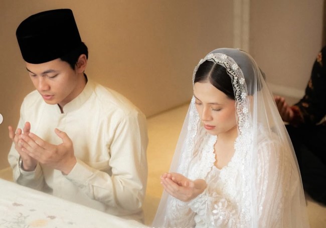 Dalam salah satu foto terlihat Zara tampil anggun kenakan kebaya putih. Penampilannya makin santun dengan kerudung senada. Foto: Instagram/@zaraadhsty