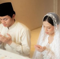 Dalam salah satu foto terlihat Zara tampil anggun kenakan kebaya putih. Penampilannya makin santun dengan kerudung senada. Foto: Instagram/@zaraadhsty