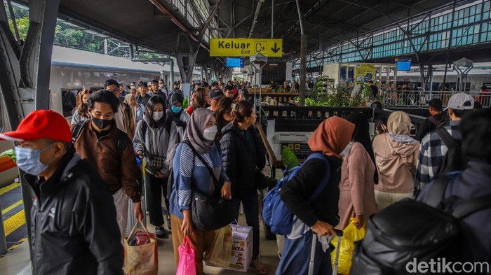 Ratusan penumpang Kereta Api Jarak Jauh Dharmawangsa Express dari Surabaya tiba di Stasiun Pasar Senen, Jakarta, Senin (1/6/2026). Kedatangan mereka menjadi bagian dari arus balik libur panjang Idul Adha 2026.