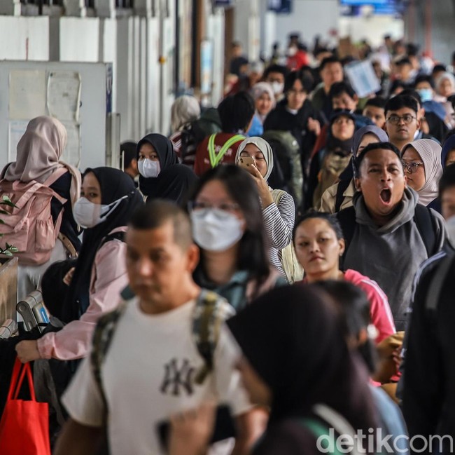 14 Ribu Penumpang Arus Balik Tiba di Stasiun Pasar Senen