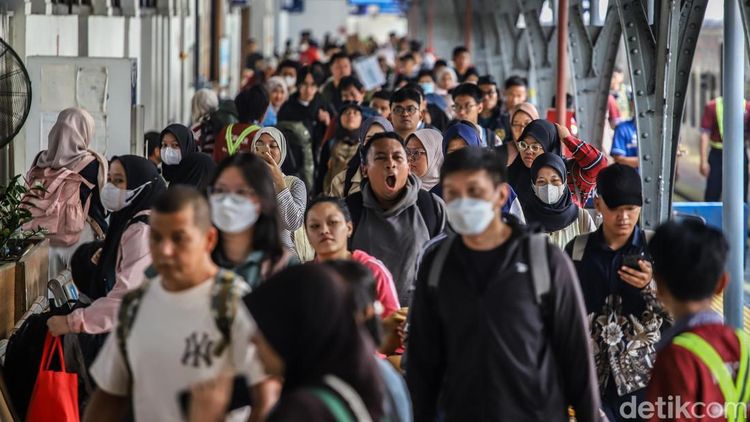 14 Ribu Penumpang Arus Balik Tiba di Stasiun Pasar Senen