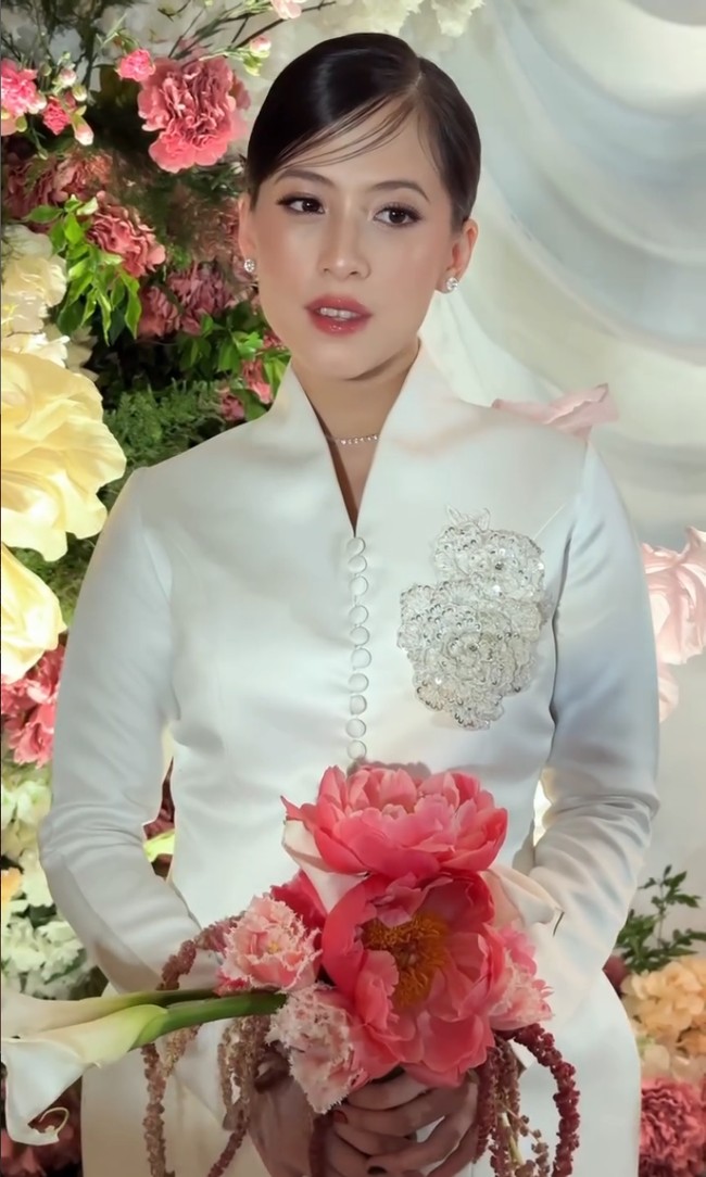 Warna-warna lembut seperti champagne, beige, dusty rose dan soft peach yang diaplikasikan pada mata, pipi dan bibir memberi kesan segar sekaligus feminin. Foto: Instagram/@anandachrstie