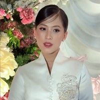 Warna-warna lembut seperti champagne, beige, dusty rose dan soft peach yang diaplikasikan pada mata, pipi dan bibir memberi kesan segar sekaligus feminin. Foto: Instagram/@anandachrstie