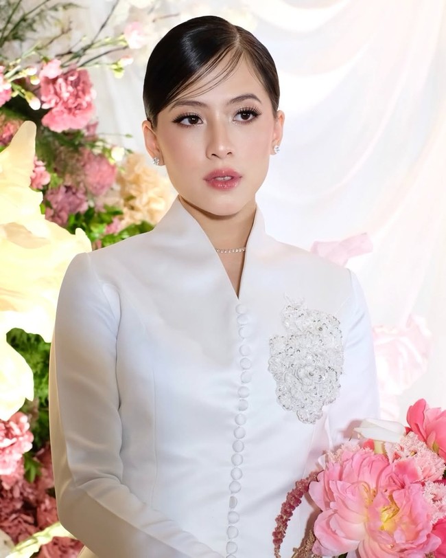 Eks personel JKT48 Adhisty Zara, atau yang lebih dikenal dengan nama Zara, mengakhiri masa lajangnya di usia 22 tahun. Untuk hari bahagianya, ia tampil dengan makeup minimalis yang cantik. Foto: Instagram/@anandachrstie