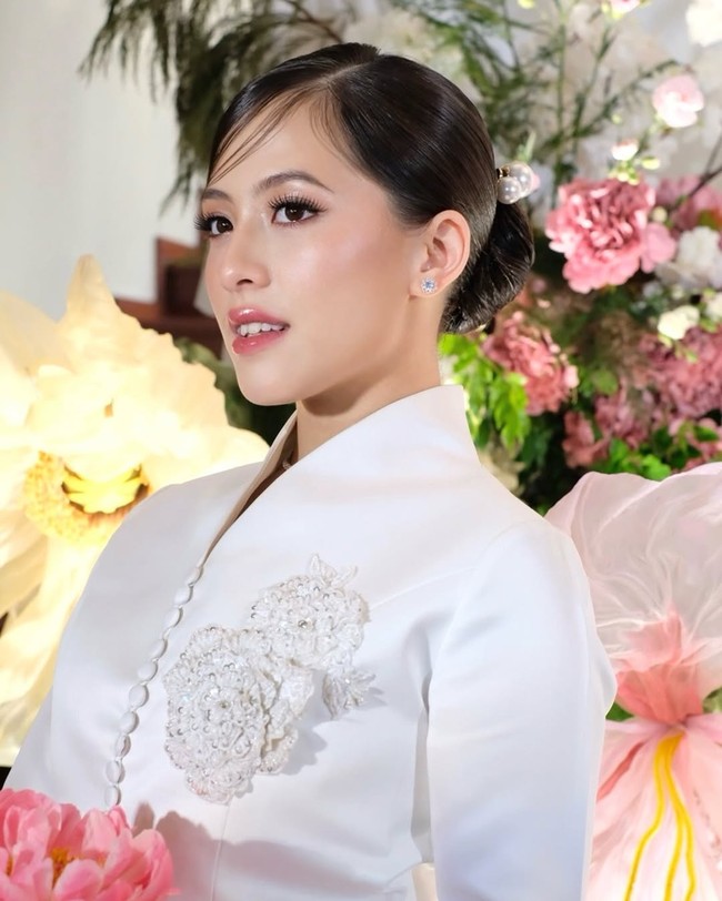 Rambut Zara ditata minimalis namun tetap terlihat elegan. Sanggul dibuat sleek dengan low bun, tampak serasi dengan keseluruhan konsep busana yang sederhana. Foto: Instagram/@anandachrstie