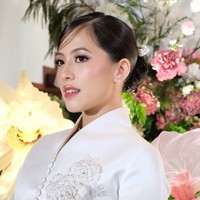 Rambut Zara ditata minimalis namun tetap terlihat elegan. Sanggul dibuat sleek dengan low bun, tampak serasi dengan keseluruhan konsep busana yang sederhana. Foto: Instagram/@anandachrstie