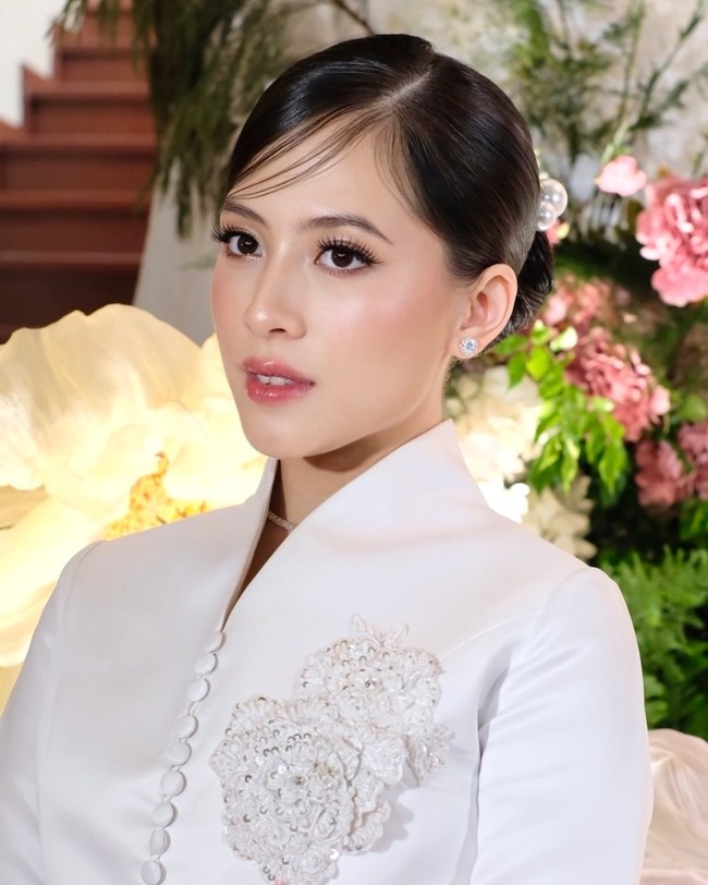 Zara mempercayakan makeup artist Ananda Christie untuk mempercantik penampilannya di hari pernikahan. Riasannya mengusung gaya clean girl dengan sentuhan romantis. Foto: Instagram/@anandachrstie