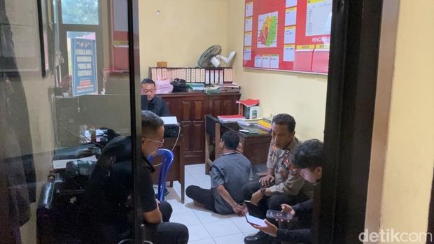 Aksi Telur Gratis di Blitar Diwarnai Dugaan Copet Belasan warga melapor kehilangan HP dan dompet usai berdesakan dalam antrean pembagian telur gratis yang digelar peternak ayam di Blitar.