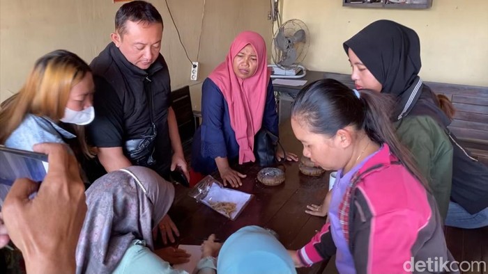 Belasan warga melapor kehilangan HP dan dompet usai berdesakan dalam antrean pembagian telur gratis yang digelar peternak ayam di Blitar.