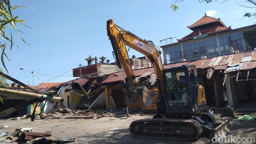 Alat berat mulai melakukan pembongkaran bangunan kios di kawasan pasar Terminal Pesiapan, Senin (1/6/2026).