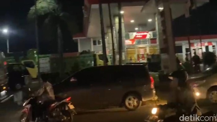 Antrean panjang solar subsidi di SPBU Bojonegoro.