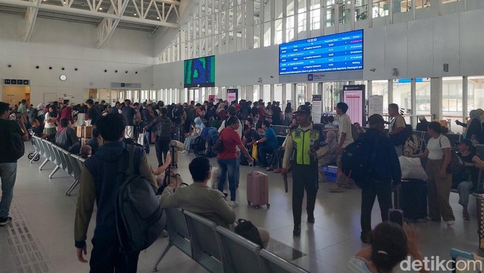 Antrean penumpang di ruang tunggu Stasiun Whoosh Padalarang