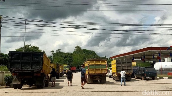 Antrean truk di SPBU Pelingkau Pangkalan Bun.