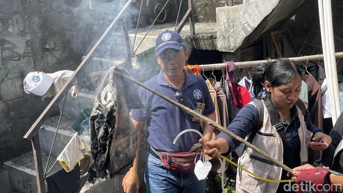 Api masih muncul di rumah warga Kasuran Mriyan X, Seyegan, Sleman, Senin (1/6/2026).